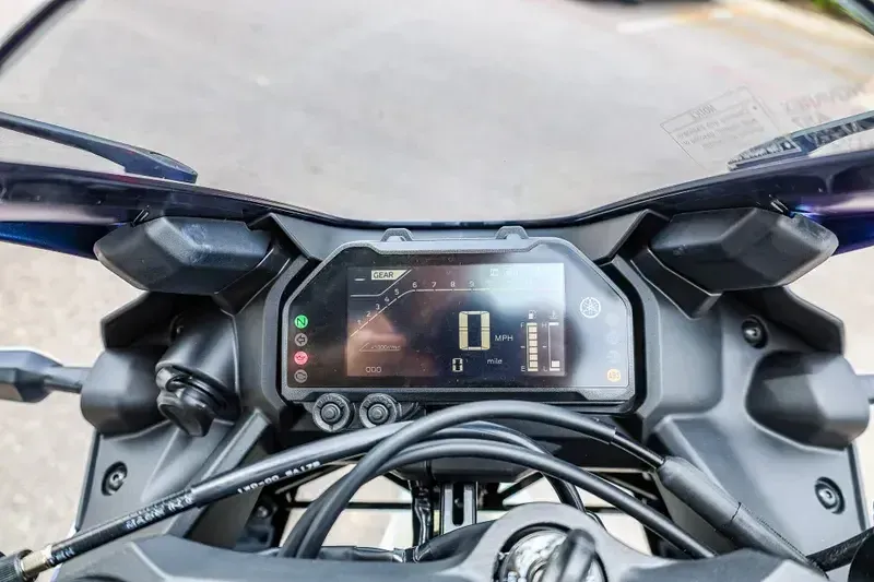 2025 Yamaha YZFR3 ABS LUNAR WHITE AND NEBULA BLUE Image 14
