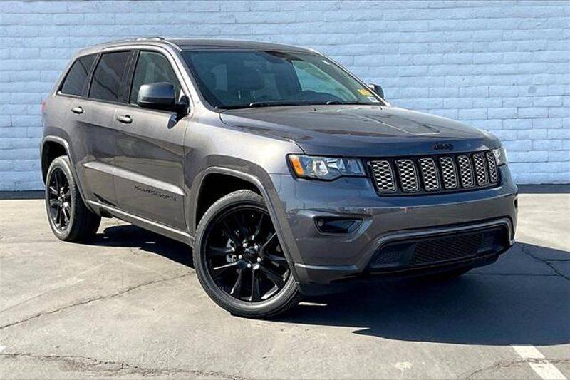 2017 Jeep Grand Cherokee AltitudeImage 2