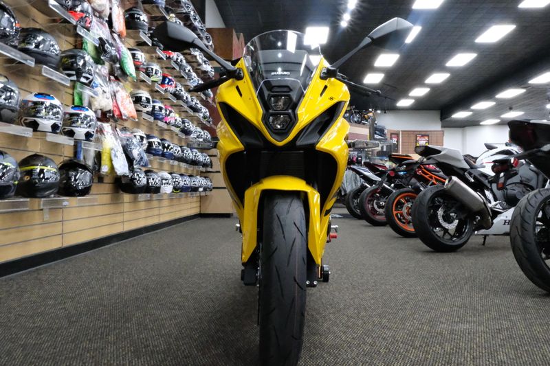 2024 SUZUKI GSXS 8R in a PEARL IGNITE YELLOW exterior color. Family PowerSports (877) 886-1997 familypowersports.com 