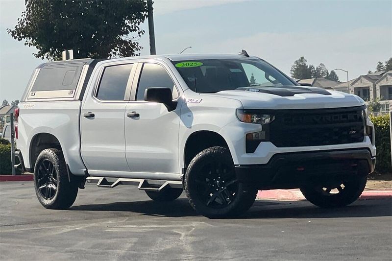 2025 Chevrolet Silverado 1500 Custom Trail Boss photo 2
