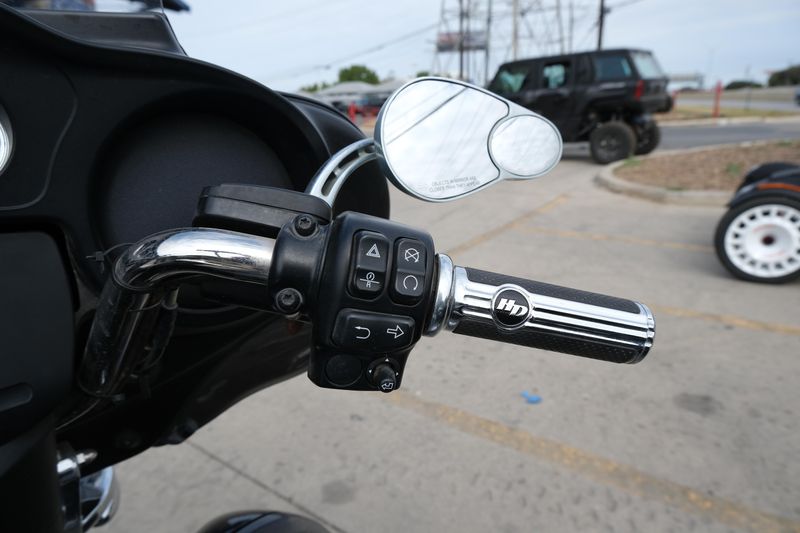 2019 HARLEY TRIKE TRI GLIDE ULTRA in a BLACK exterior color. Family PowerSports (877) 886-1997 familypowersports.com 