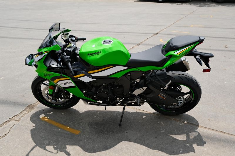 2025 Kawasaki NINJA ZX6R KRT EDITION LIME GREEN AND EBONY AND PEARL BLIZZARD WHITE Image 6