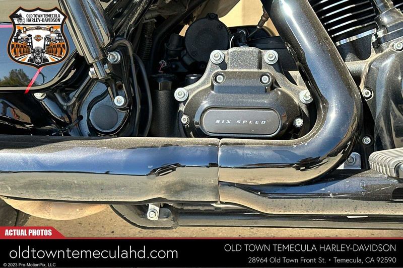 2021 Harley-Davidson Road Glide in a BLACK HOLE W/PINSTRIPE exterior color. BMW Motorcycles of Temecula – Southern California (951) 506-6903 bmwmotorcyclesoftemecula.com 