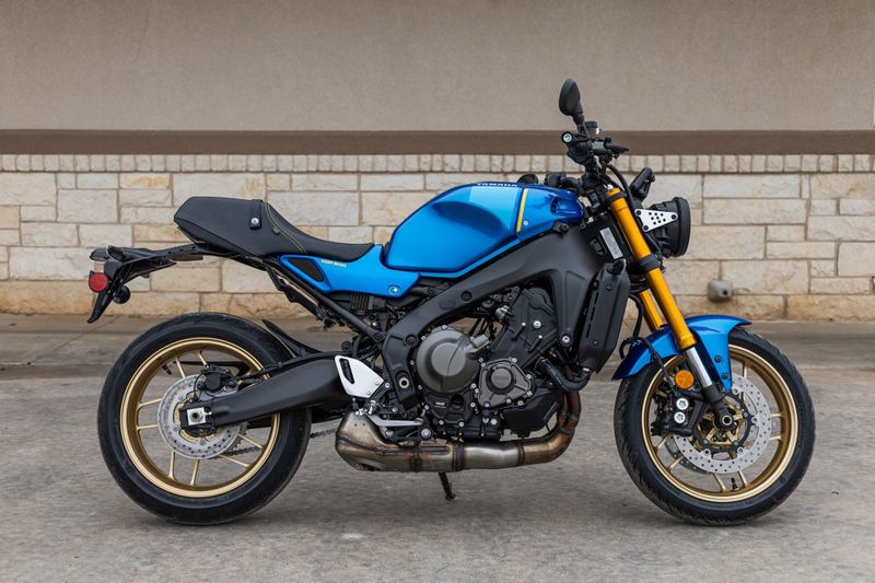 2023 YAMAHA XSR900 in a BLUE exterior color. Family PowerSports (877) 886-1997 familypowersports.com 