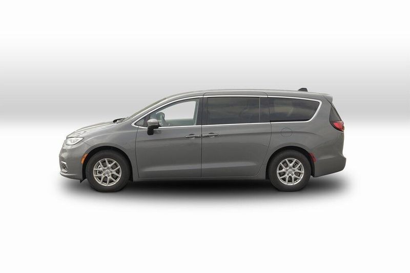 2023 Chrysler Pacifica Touring LImage 2