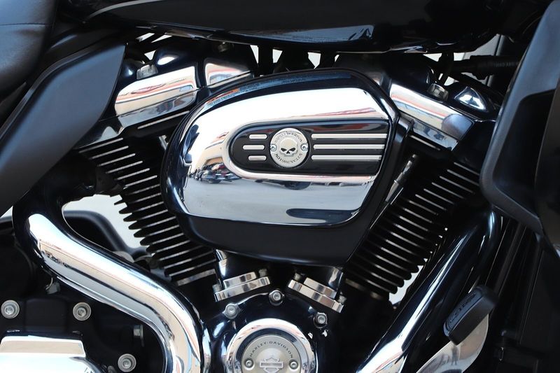 2017 Harley-Davidson Electra Glide in a BLACK W/PINSTRIPE exterior color. BMW Motorcycles of Temecula – Southern California 951-395-0675 bmwmotorcyclesoftemecula.com 