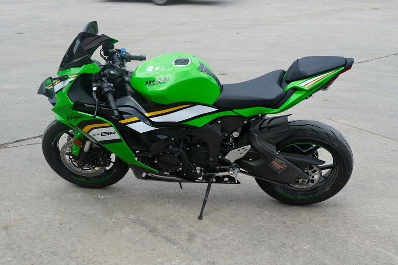 2025 Kawasaki NINJA ZX6R KRT EDITION LIME GREEN AND EBONY AND PEARL BLIZZARD WHITE Image 7