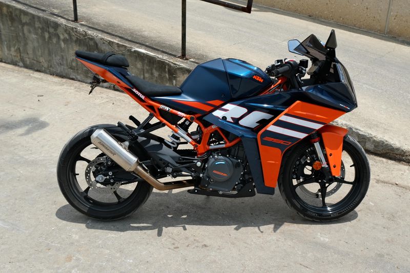 2024 KTM RC 390 BLUE Image 2