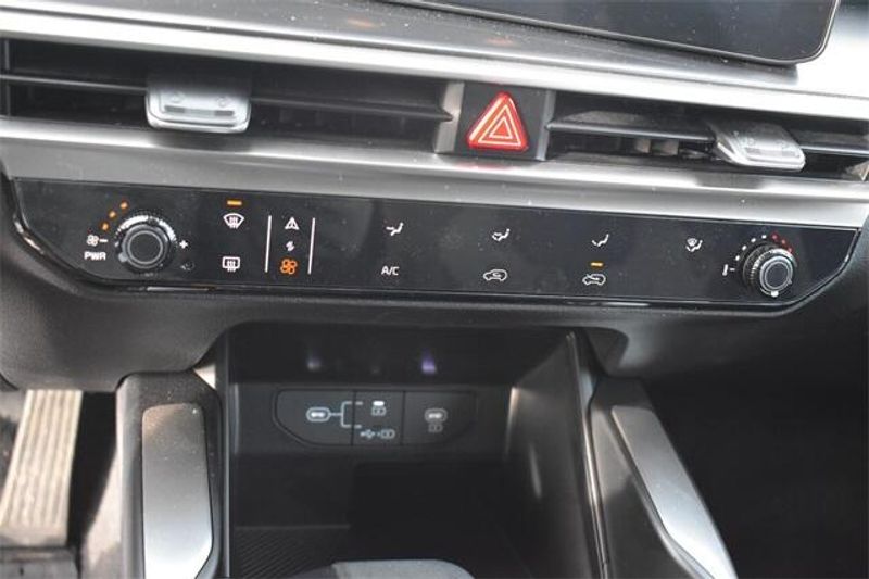 2024 Kia Sorento LXImage 25