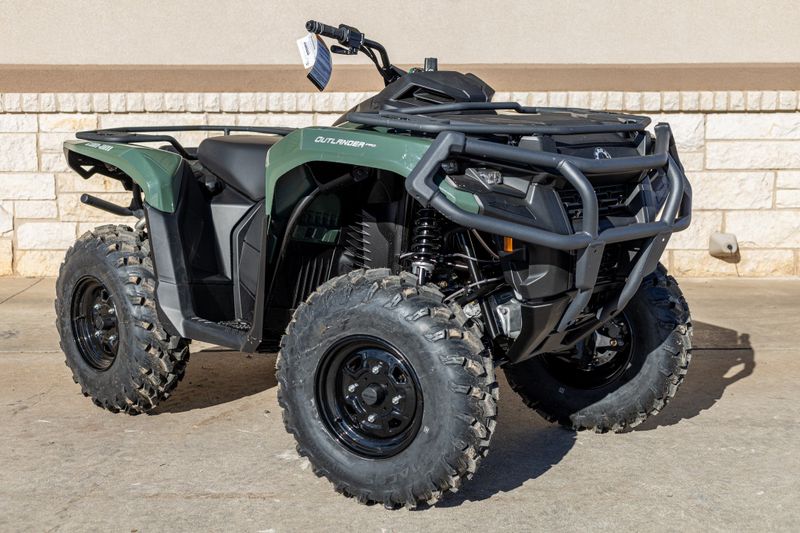2024 CAN-AM ATV OUTL PRO HD7 GN 24 in a GREEN exterior color. Family PowerSports (877) 886-1997 familypowersports.com 