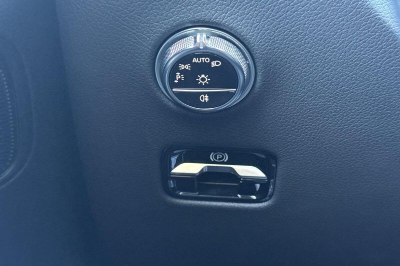 Used 2025 Mercedes-Benz GLC 300Image 31