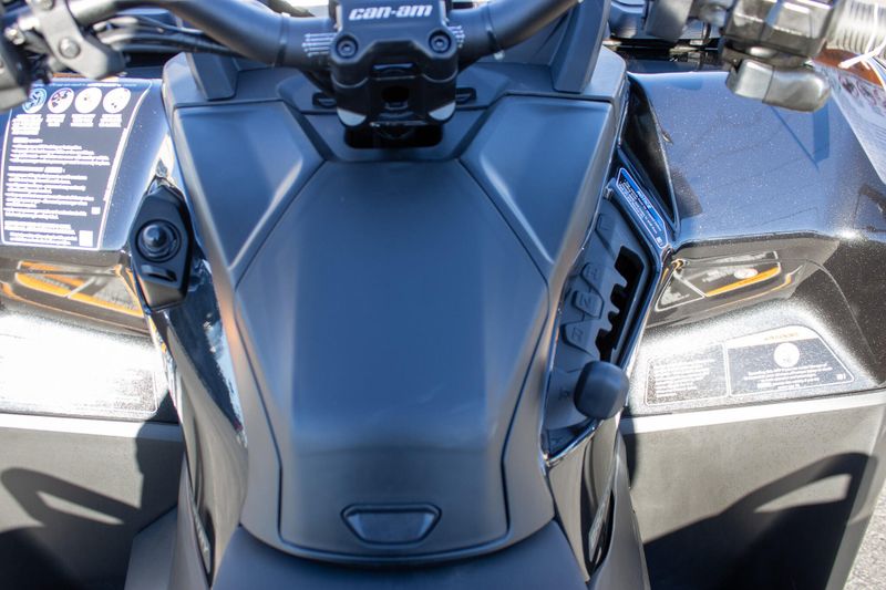 NEW 2026 CAN-AM OUTLANDER MAX 6X6 BACKCOUNTRY 1000R Image 30