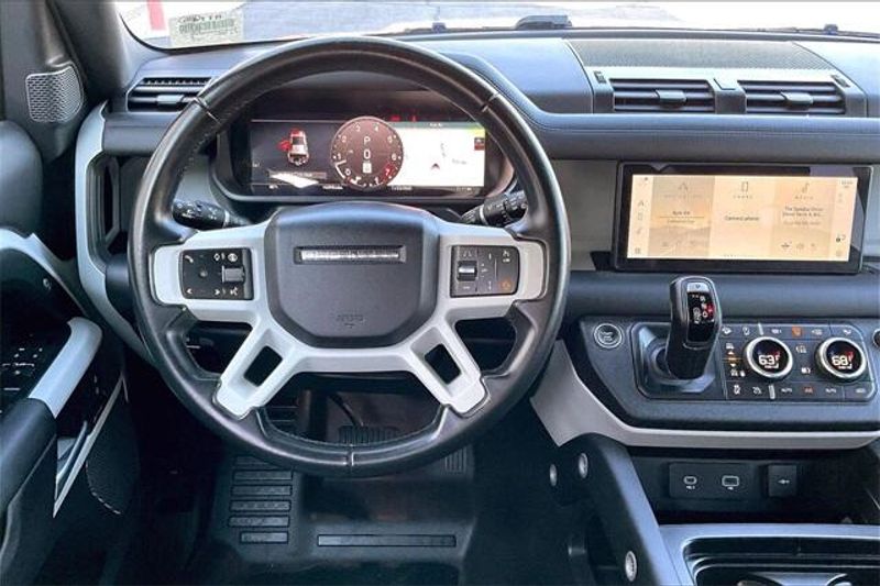 2024 Land Rover Defender S photo 2