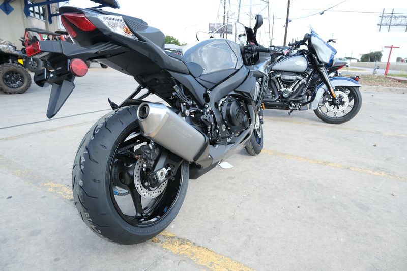 2025 SUZUKI GSXR600 in a BLACK exterior color. Family PowerSports (877) 886-1997 familypowersports.com 