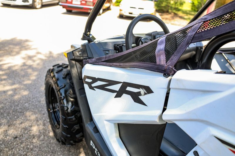 2022 Polaris RZR 200 EFI  WHITE LIGHTNING Image 15