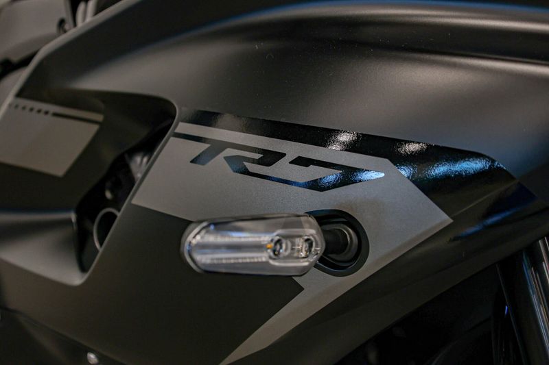 New 2025 Yamaha YZFR7 MATTE RAVEN BLACK Image 8