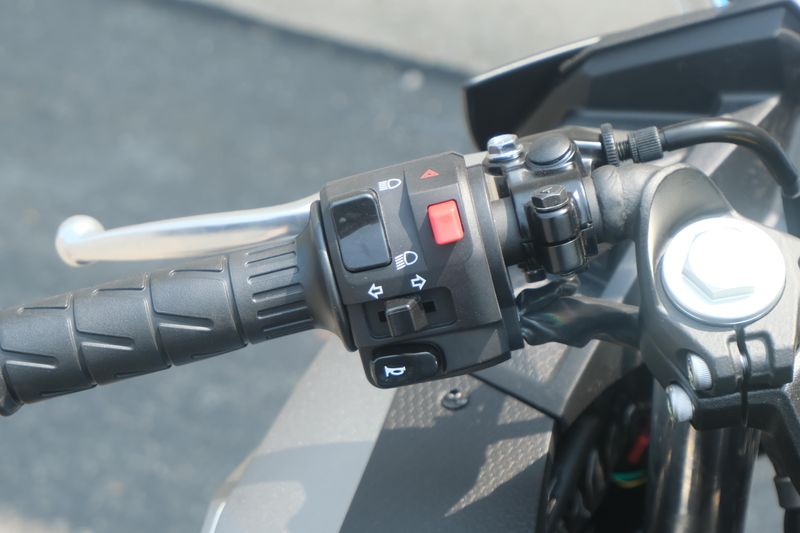 2025 Kawasaki NINJA 500 ABS METALLIC FLAT SPARK BLACK AND METALLIC SPARK BLACK AND METALLIC MOONDUST GRAY Image 13