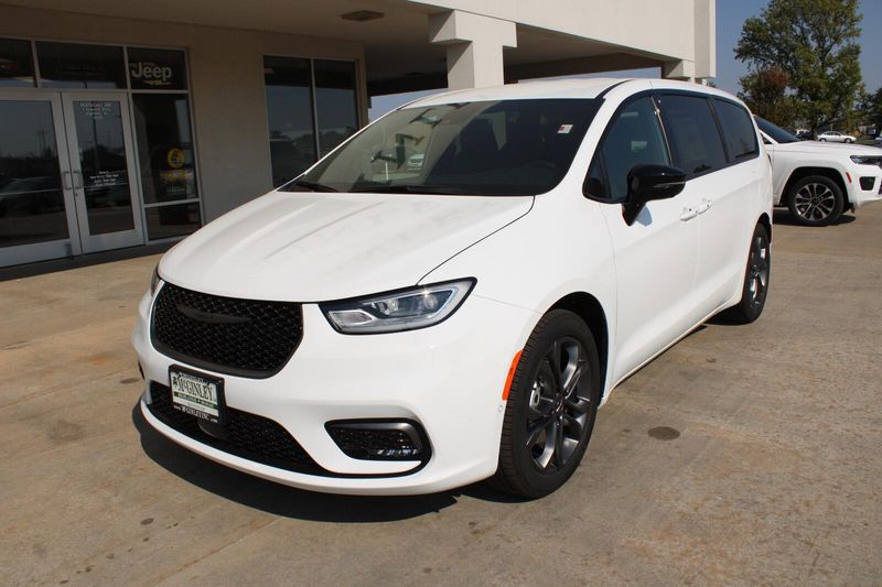 2026 Chrysler Pacifica photo 2