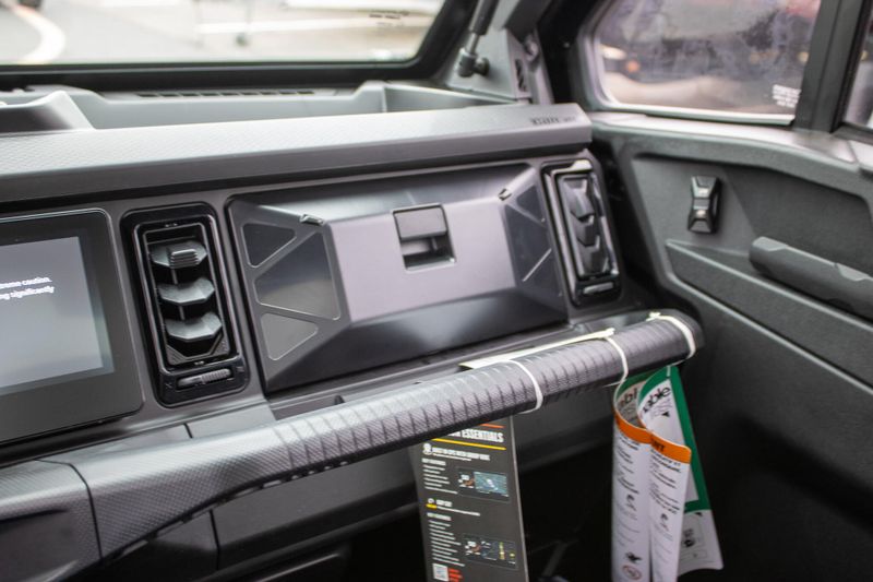 NEW 2026 CAN-AM DEFENDER LIMITED CAB HD11 Image 18