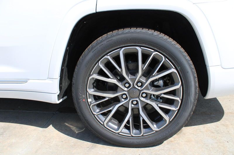 2025 Jeep Grand Cherokee L Summit Reserve photo 10