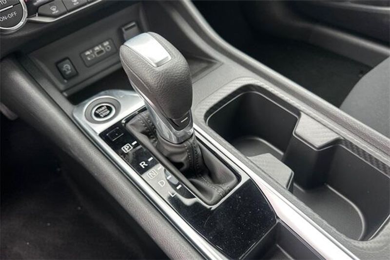 New 2025 Nissan Sentra SVImage 17