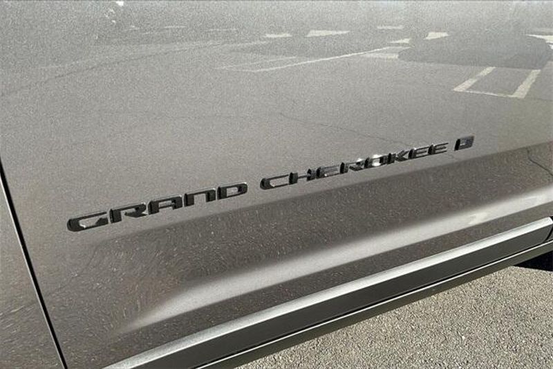 New 2025 Jeep Grand Cherokee Altitude 4x2Image 13