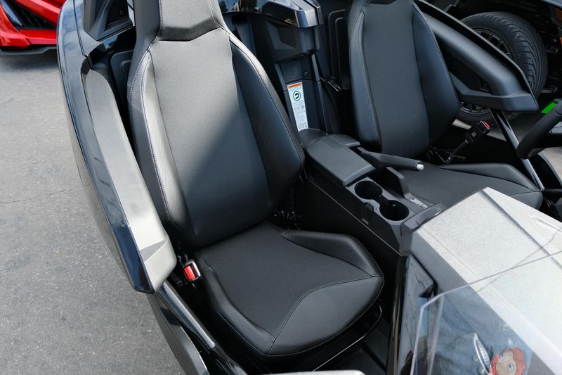 NEW 2025 POLARIS SLINGSHOT SL AUTODRIVE Image 19