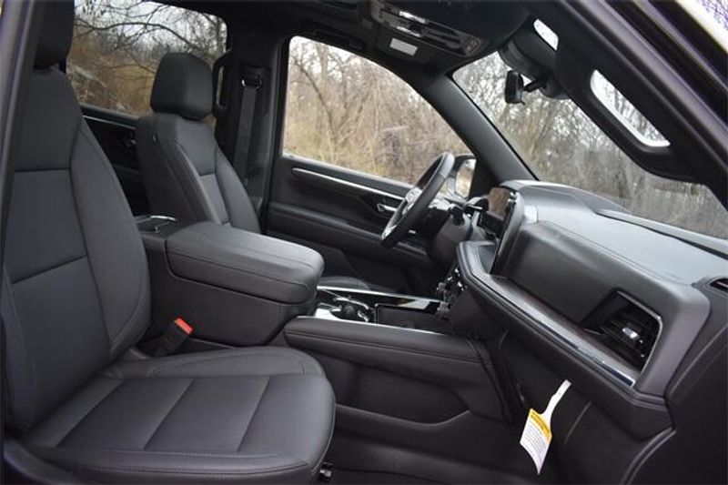 2025 Chevrolet Suburban Z71Image 17