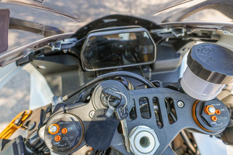 USED 2022 YAMAHA YZFR1 Image 17