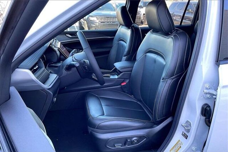 New 2025 Jeep Grand Cherokee L Limited 4x4Image 8