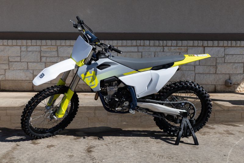 2024 HUSQVARNA FX 350 in a WHITE exterior color. Family PowerSports (877) 886-1997 familypowersports.com 