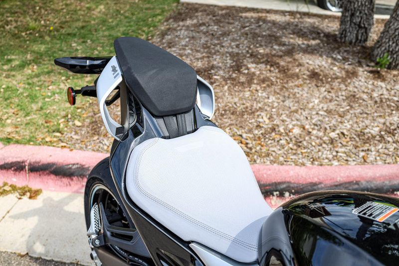 New 2025 CFMOTO 675SS  NEBULA BLACK Image 16