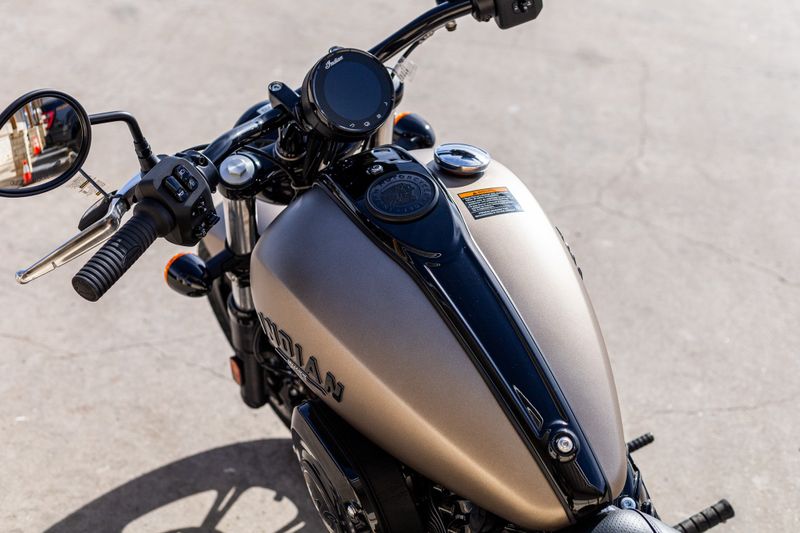 2024 INDIAN MOTORCYCLE CHIEF DARK HORSE ICON SANDSTONE SMOK 49ST in a GRAY exterior color. Family PowerSports (877) 886-1997 familypowersports.com 