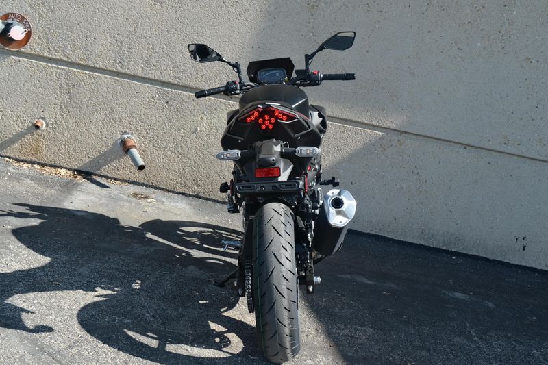2025 Kawasaki Z500 SE ABS CANDY PERSIMMON RED AND METALLIC FLAT SPARK BLACK AND METALLIC MATTE GRAPHENESTEEL GRAY Image 5