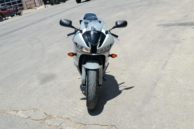 2025 Honda CBR600RR ABS DEEP PEARL GRAY Image 10