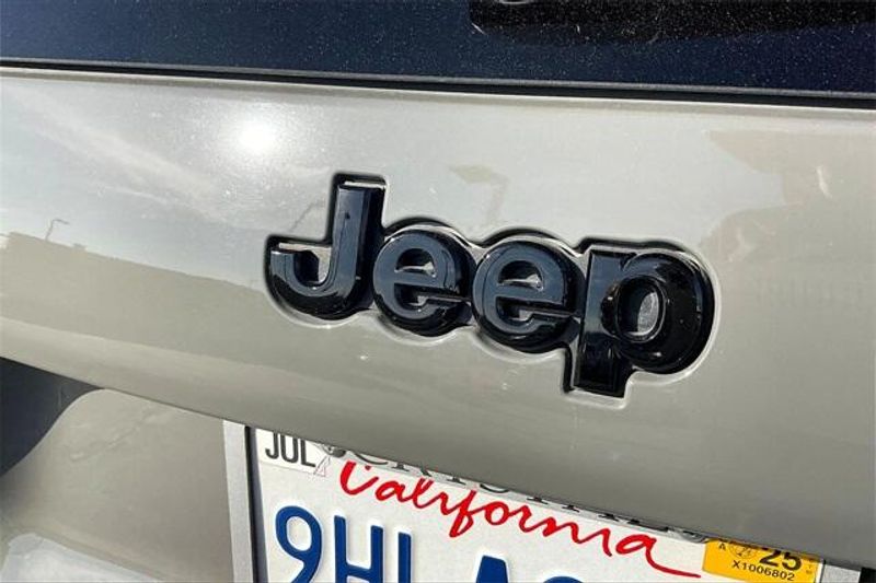 Used 2023 Jeep Cherokee AltitudeImage 31