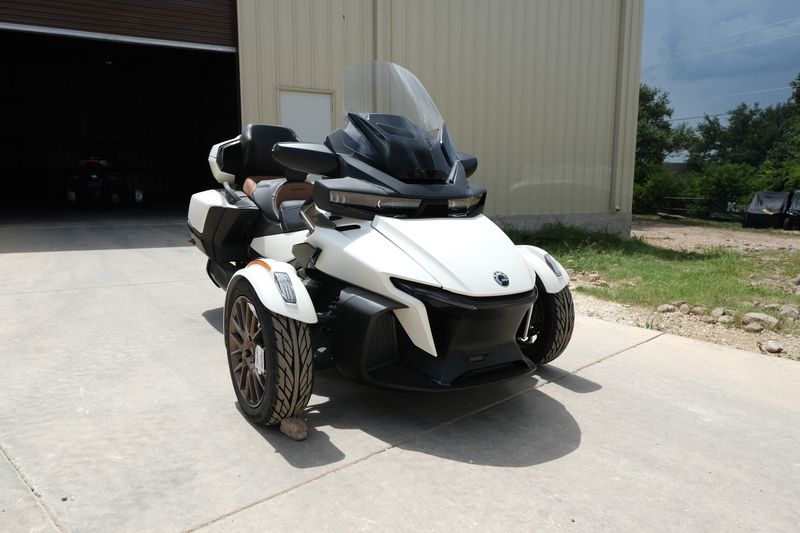 2024 Can-Am SPYDER RT SEATOSKY VEGAS WHITE SATINImage 1