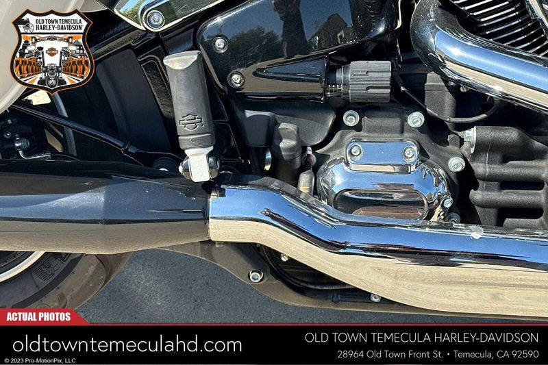 2021 Harley-Davidson Softail in a STONE WASHED WHITE PEARL exterior color. BMW Motorcycles of Temecula – Southern California (951) 506-6903 bmwmotorcyclesoftemecula.com 