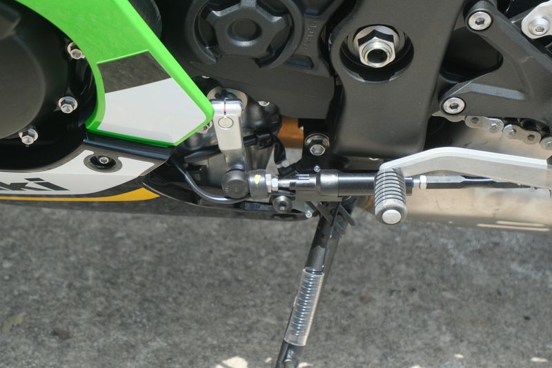 2025 Kawasaki NINJA ZX10R KRT EDITION LIME GREEN AND EBONY AND PEARL BLIZZARD WHITE Image 19