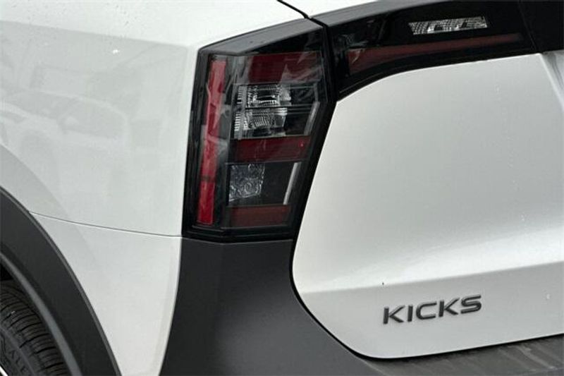 New 2025 Nissan Kicks SRImage 23