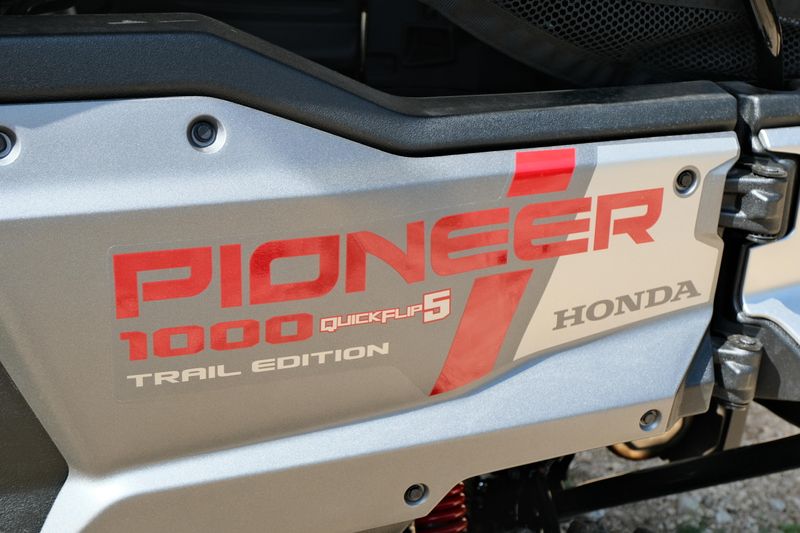 2025 Honda PIONEER 10005 TRAIL SE MATTE GRAY METALLIC Image 24