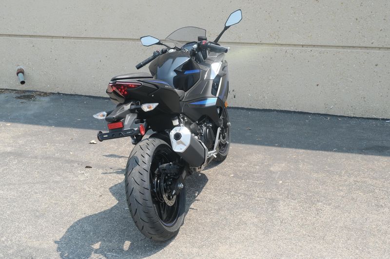 2025 Kawasaki NINJA 500 ABS METALLIC FLAT SPARK BLACK AND METALLIC SPARK BLACK AND METALLIC MOONDUST GRAY Image 5
