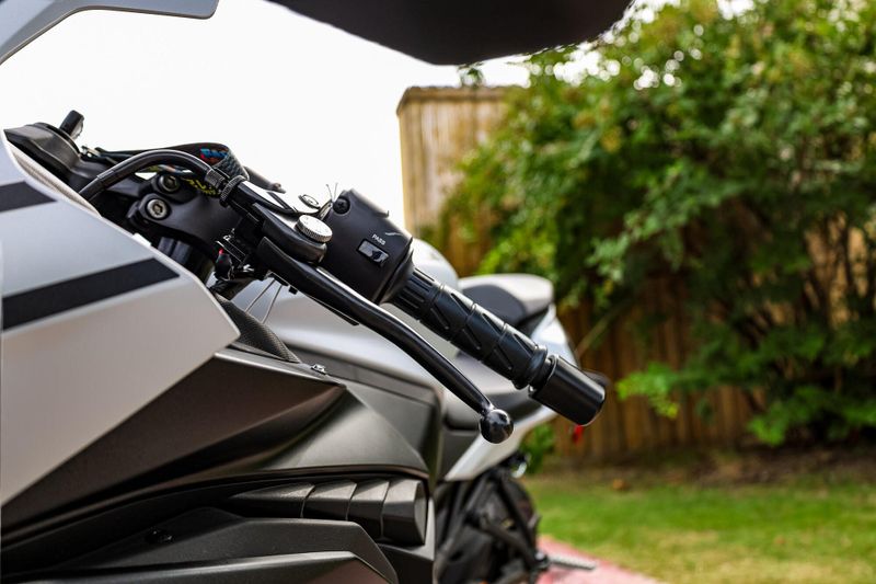 2025 Kawasaki NINJA ZX4RR ABS  METALLIC MATTE WHITISH SILVER AND METALLIC FLAT SPARK BLACK Image 4