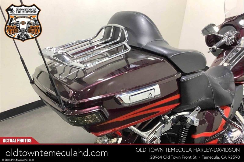 2017 Harley-Davidson Electra Glide in a BLK GNT/EL RED W/PINSTRIPE exterior color. BMW Motorcycles of Temecula – Southern California 951-395-0675 bmwmotorcyclesoftemecula.com 