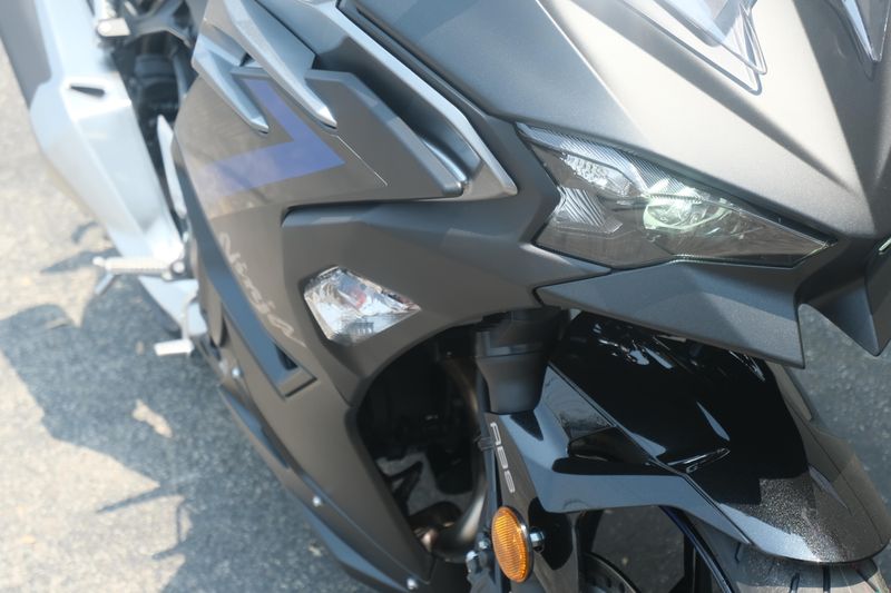 2025 Kawasaki NINJA 500 ABS METALLIC FLAT SPARK BLACK AND METALLIC SPARK BLACK AND METALLIC MOONDUST GRAY Image 24
