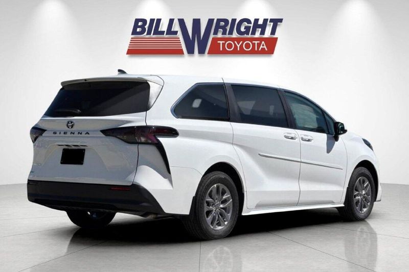 New 2026 Toyota Sienna LEImage 3