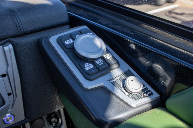 2023 MALIBU M220Image 40