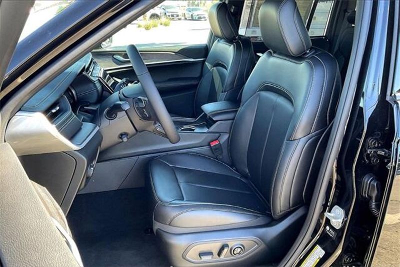 New 2025 Jeep Grand Cherokee Limited 4x4Image 8