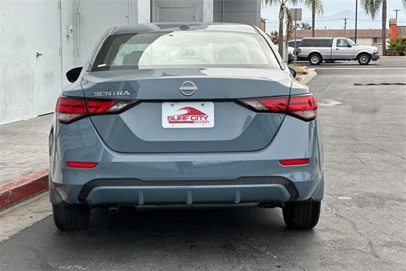 New 2025 Nissan Sentra SVImage 4