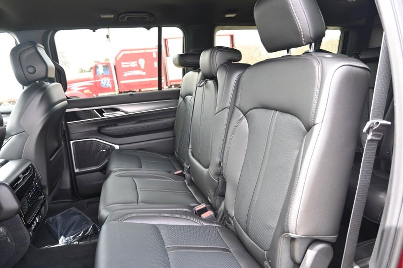 2025 Wagoneer L Image 12